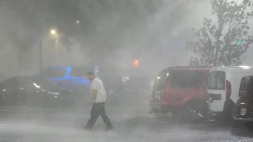 Varias personas de una comunidad de retiro en Florida murieron por tornado previo al huracán Milton