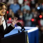 Harris acusa a Trump de querer un poder sin control y de sembrar miedo y división