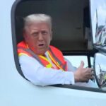 Trump se sube a camión de basura en protesta por desliz de Biden sobre sus seguidores