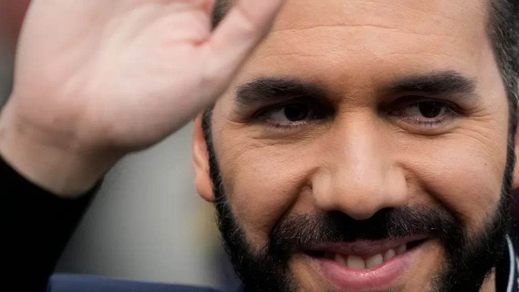 Informe revela irregularidades en la muerte bajo custodia de un exasesor de Nayib Bukele