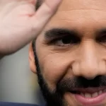 Informe revela irregularidades en la muerte bajo custodia de un exasesor de Nayib Bukele