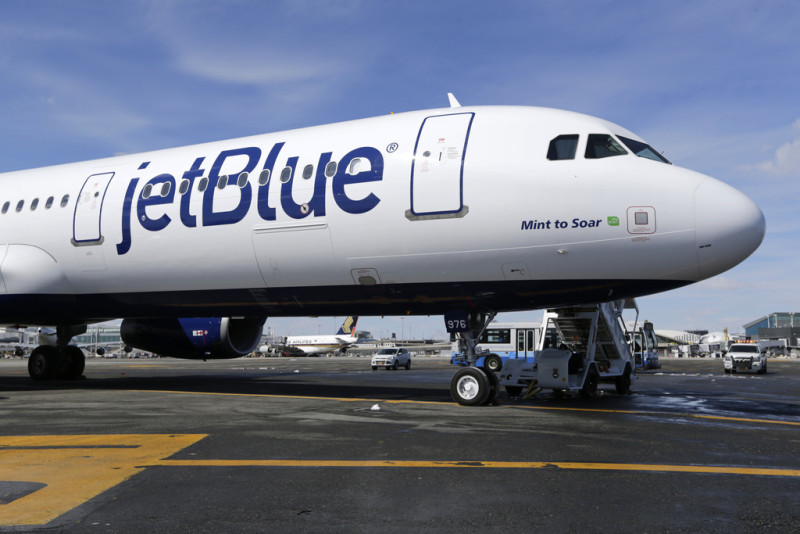 Un vuelo de JetBlue que iba a NY también fue tiroteado desde tierra en Puerto Príncipe