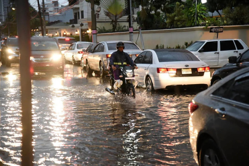 En Santo Domingo Norte y en Distrito Nacional también sufrieron estragos de las lluvias