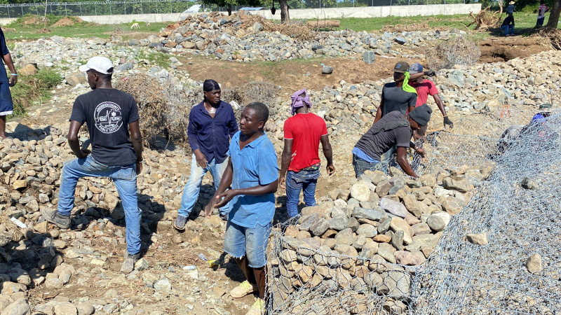 Haitianos inician reparación de muro de gaviones del canal afectado por crecida del río Masacre