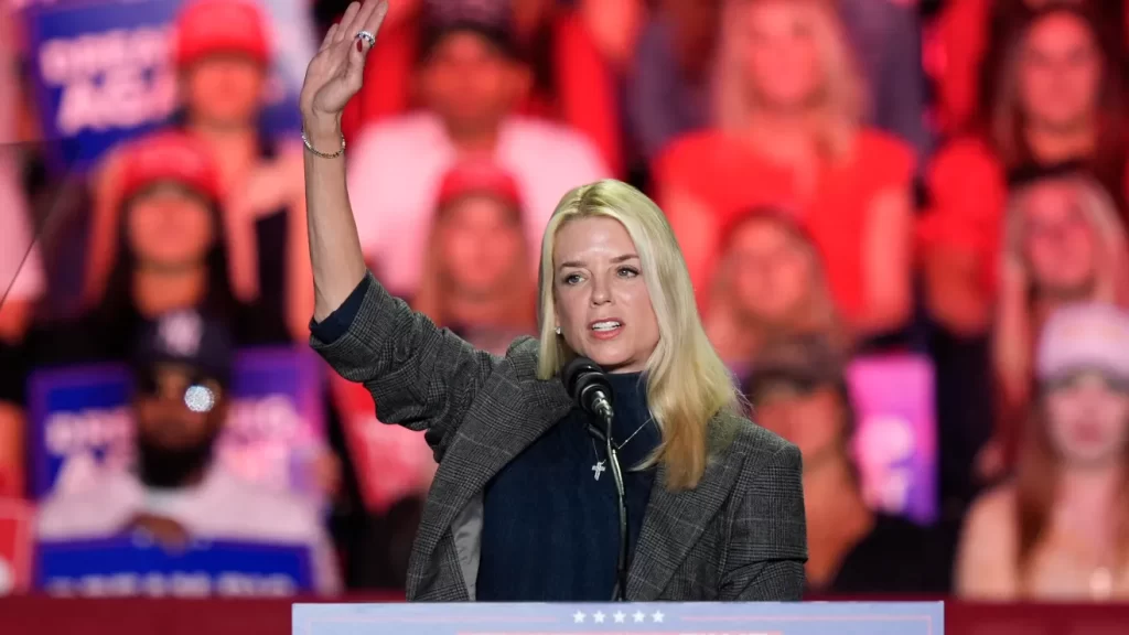 Ante renuncia de Gaetz, Trump anuncia a Pam Bondi para ser fiscal general