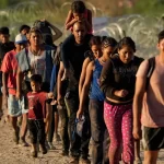 Al menos 71 migrantes son hallados retenidos en vivienda en Oaxaca, México