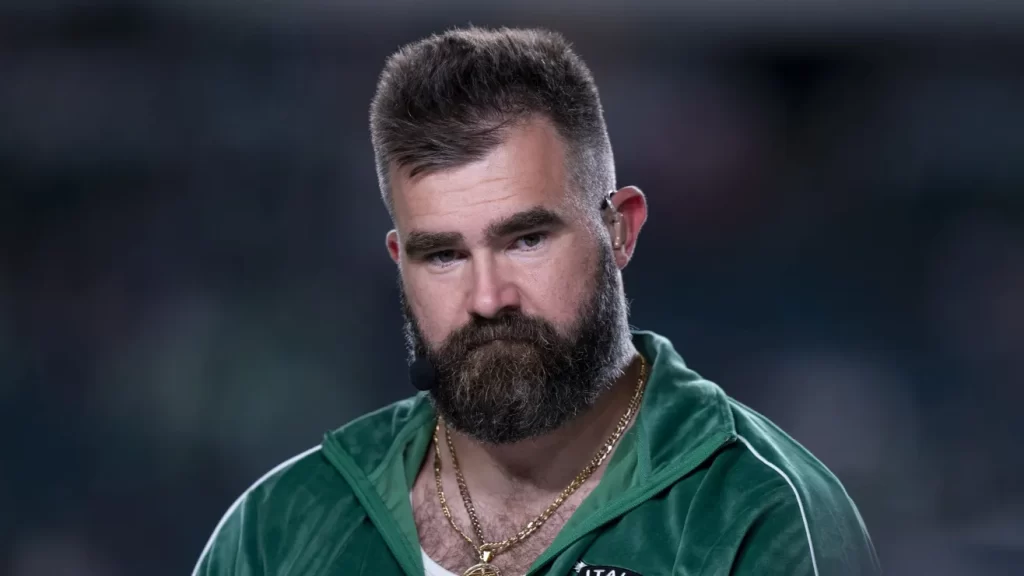 Jason Kelce rompe el teléfono de aficionado que profirió un insultó homófobo a su hermano Travis