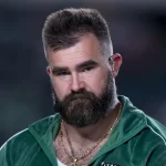 Jason Kelce rompe el teléfono de aficionado que profirió un insultó homófobo a su hermano Travis