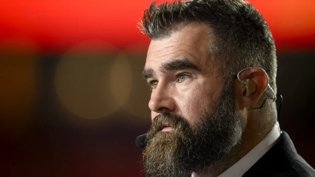 Jason Kelce se disculpa tras romper teléfono de aficionado que insultó a su hermano Travis