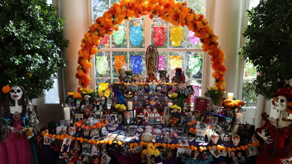 Honran a los difuntos en la Casa Blanca con un altar del Día de Muertos