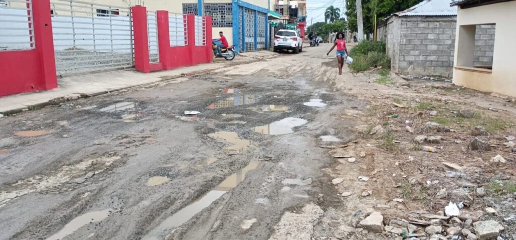 Barrio La Cruz en Cotuí reclama arreglo de calles