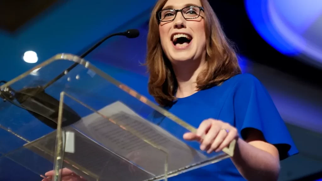 ¿Quién es Sarah McBride, la primera congresista transgénero de Estados Unidos?