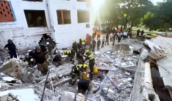 Una mujer murió y cuatro niños fueron rescatados tras desplome de edificio en Colombia