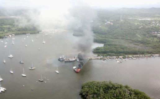 Cuatro personas resultan heridas tras incendio de embarcación en la Bahía de Luperón