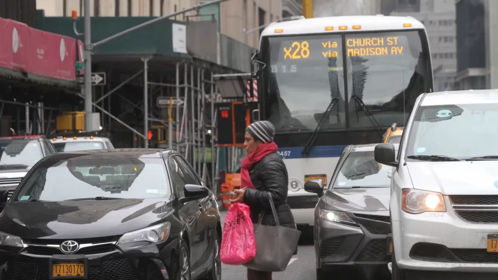 Peaje para circular en Nueva York costaría más los días de “tráfico alto”: la gran polémica para 2025