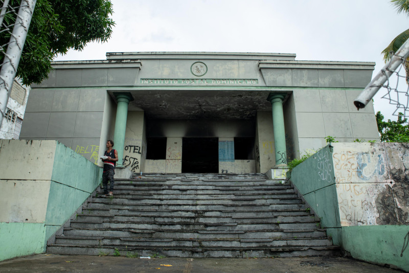 Edificio de Los Alcarrizos no pertenece a Inposdom y es refugio de piperos