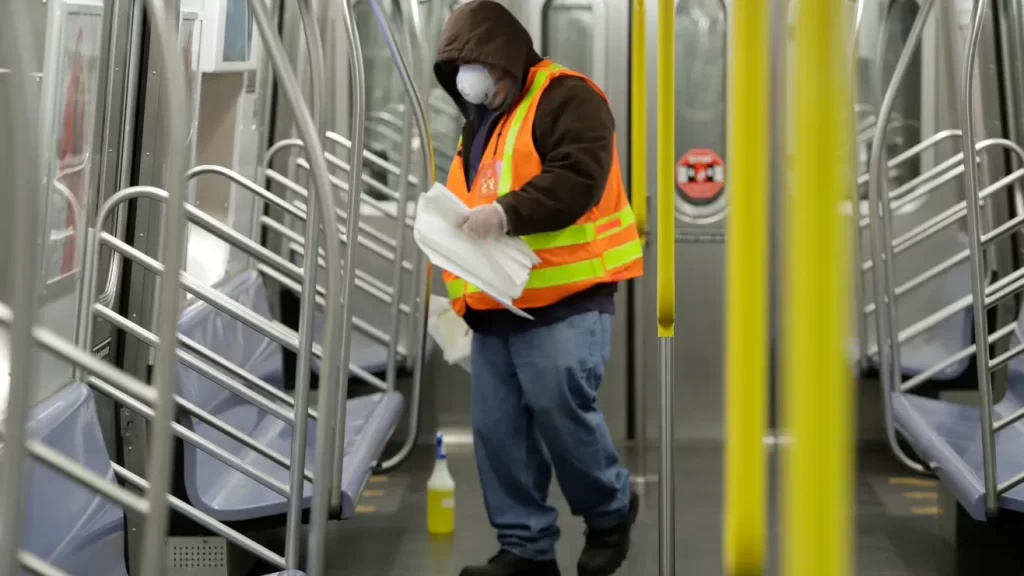 Migrante de Guatemala es sospechoso de prender fuego a una mujer en metro de Nueva York