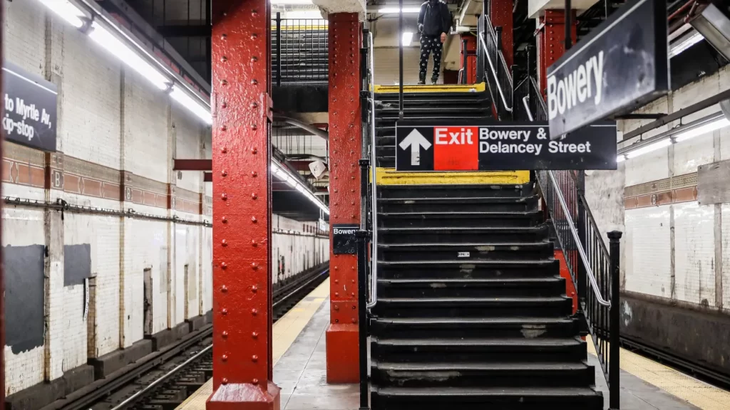 Sujeto acuchilla a dos personas en la estación de metro Grand Central en ataques separados