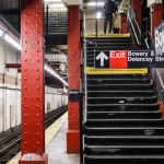 Sujeto acuchilla a dos personas en la estación de metro Grand Central en ataques separados