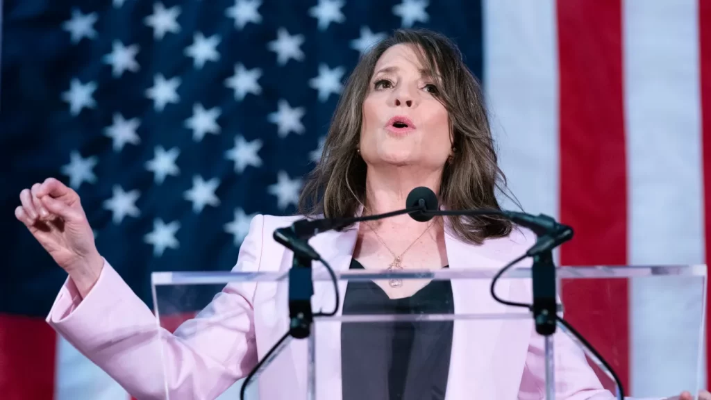 Marianne Williamson busca presidir el Comité Nacional Demócrata (DNC) para responder al “teatro político” de Trump