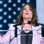 Marianne Williamson busca presidir el Comité Nacional Demócrata (DNC) para responder al “teatro político” de Trump