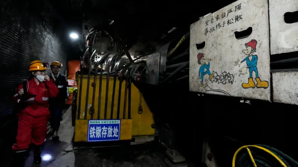 China completa la construcción del túnel de autopista más largo del mundo en Xinjiang