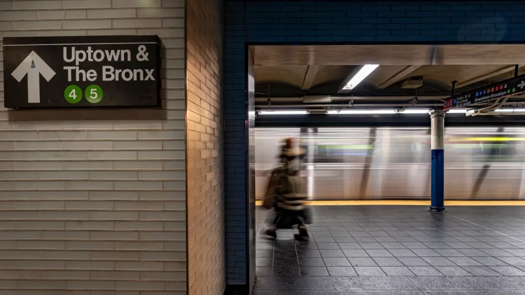 Mujer empuja a hombre “sin querer” a las vías del metro de Brooklyn