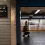 Mujer empuja a hombre “sin querer” a las vías del metro de Brooklyn