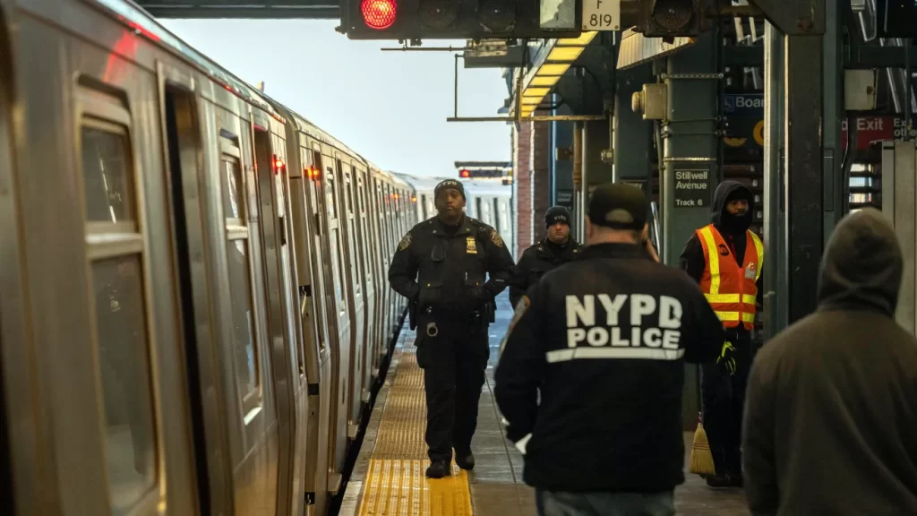 Hombre sin hogar sufre quemaduras en una estación del metro de Nueva York, según MTA