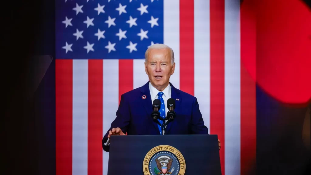 Biden urge a prohibir armas de asalto tras tiroteo en escuela de Wisconsin