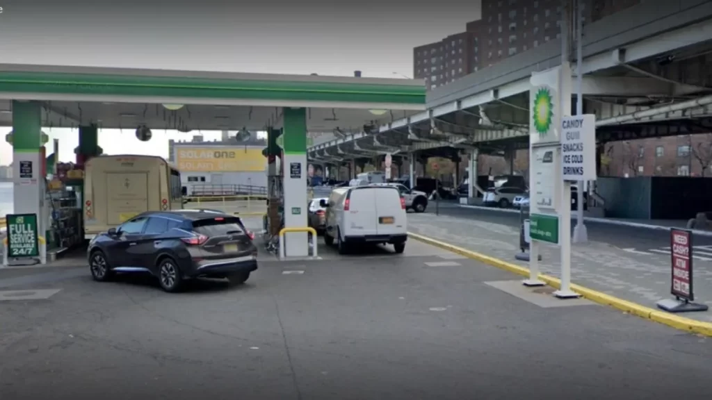 Dos apuñalados durante robo en gasolinera al comenzar el día en Nueva York