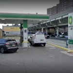 Dos apuñalados durante robo en gasolinera al comenzar el día en Nueva York