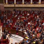 Los diputados franceses tumban al gobierno entre llamados a la dimisión de Macron