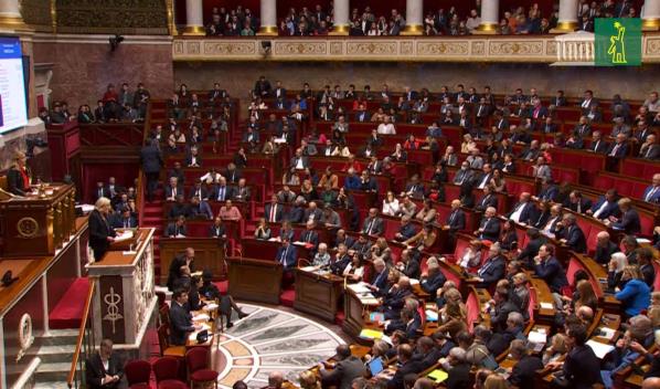 Los diputados franceses tumban al gobierno entre llamados a la dimisión de Macron