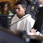 Hombre acusado de prenderle fuego a una mujer en el metro de NY comparece en tribunal