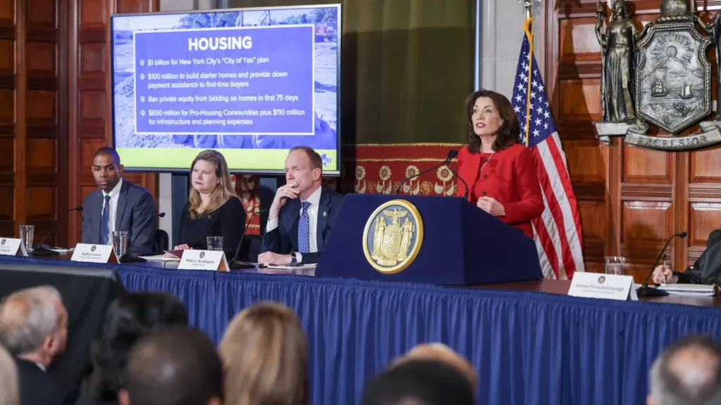 Cuestionan que plan de presupuesto 2026 de Hochul no toma previsiones ante la nueva era de Trump