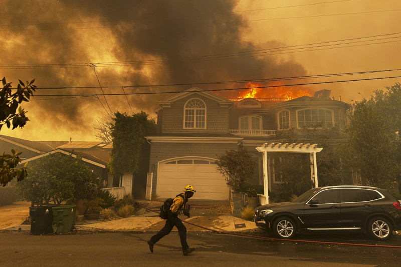 Pacific Palisades, la comunidad de ricos y famosos de Hollywood que los incendios redujeron a ceniza