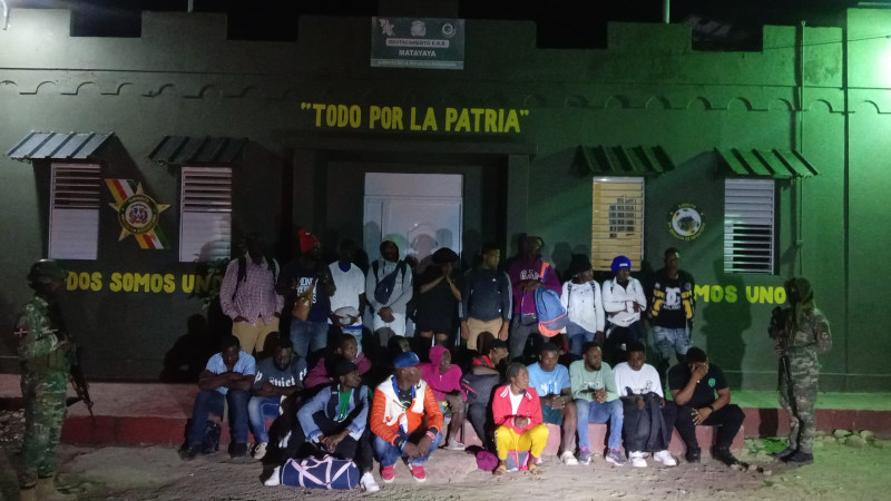 Interceptan a 378 inmigrantes haitianos en zonas montañosas y costeras de la región fronteriza