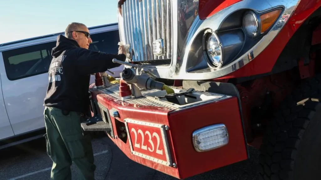 Incendios en California: ¿Por qué ha causado polémica la contratación de bomberos privados?