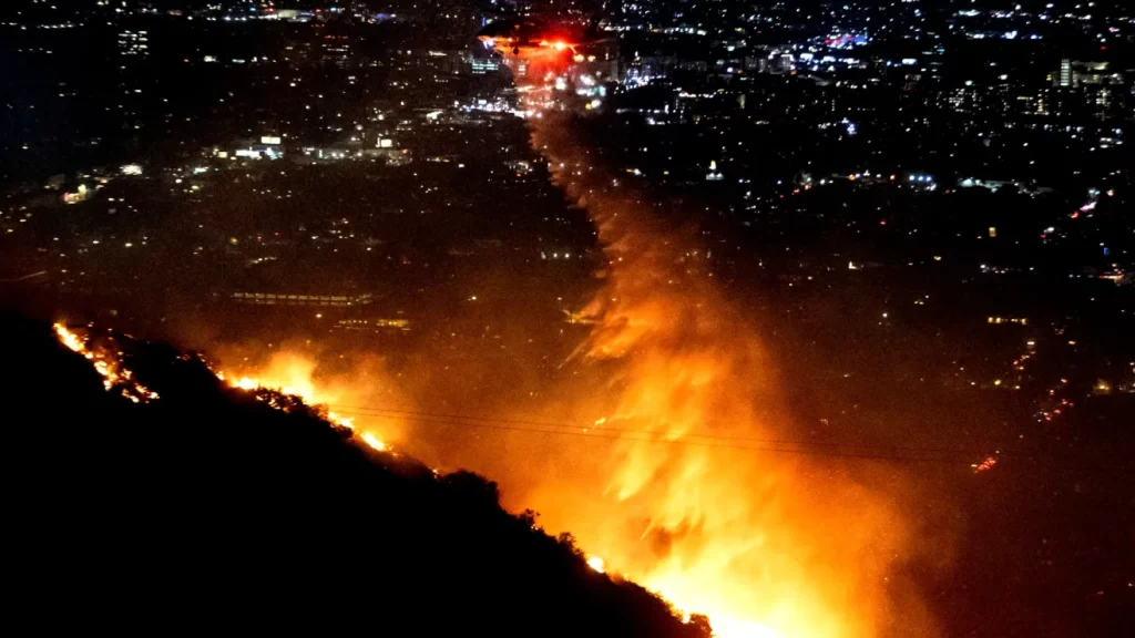 Incendio en las montañas de Hollywood obliga a emitir evacuaciones inmediatas