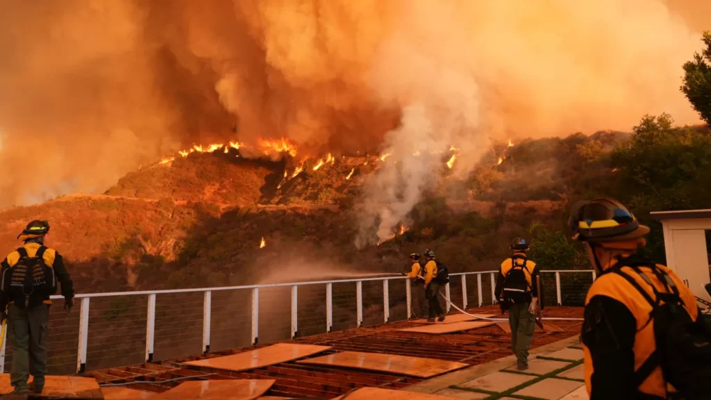 Personas arrestadas por robar en zonas de evacuación de incendios en Los Ángeles