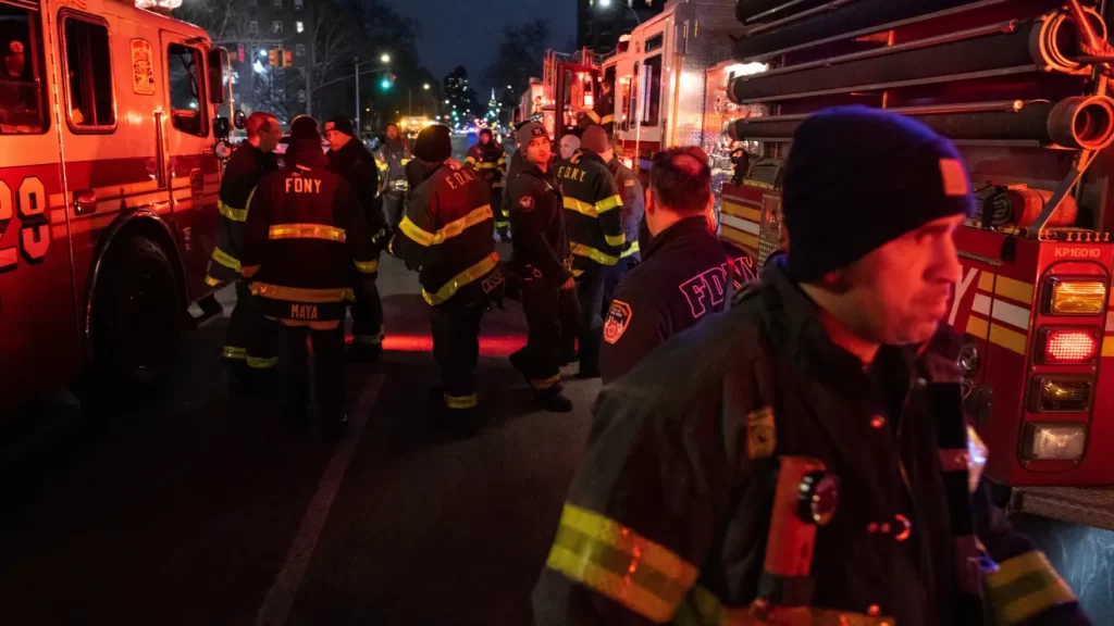 Bombero salva a bebé atrapado en sótano de casa en llamas en acto heroico en Staten Island