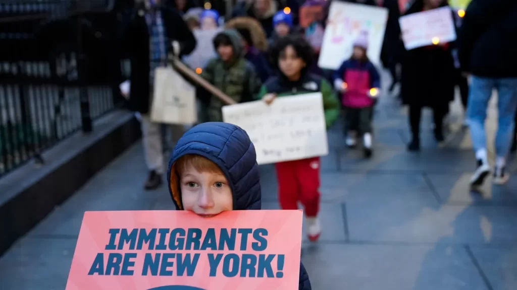 Temor a la deportación mantiene a los niños migrantes fuera de las escuelas de Nueva York