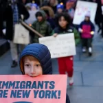 Temor a la deportación mantiene a los niños migrantes fuera de las escuelas de Nueva York