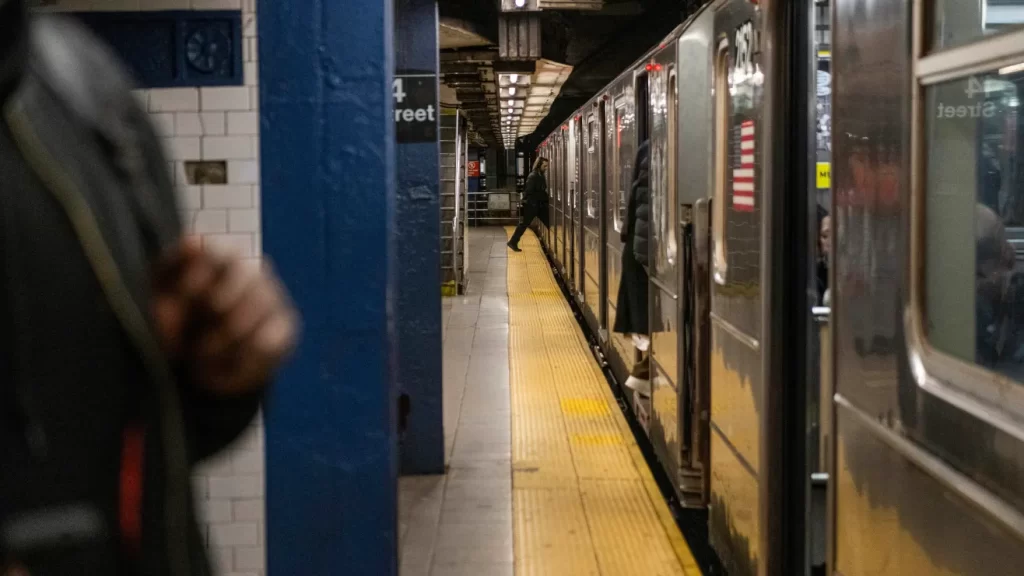 Ola de violencia en metro de Nueva York motiva a un llamado a instalar más barreras en los andenes