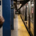 Ola de violencia en metro de Nueva York motiva a un llamado a instalar más barreras en los andenes