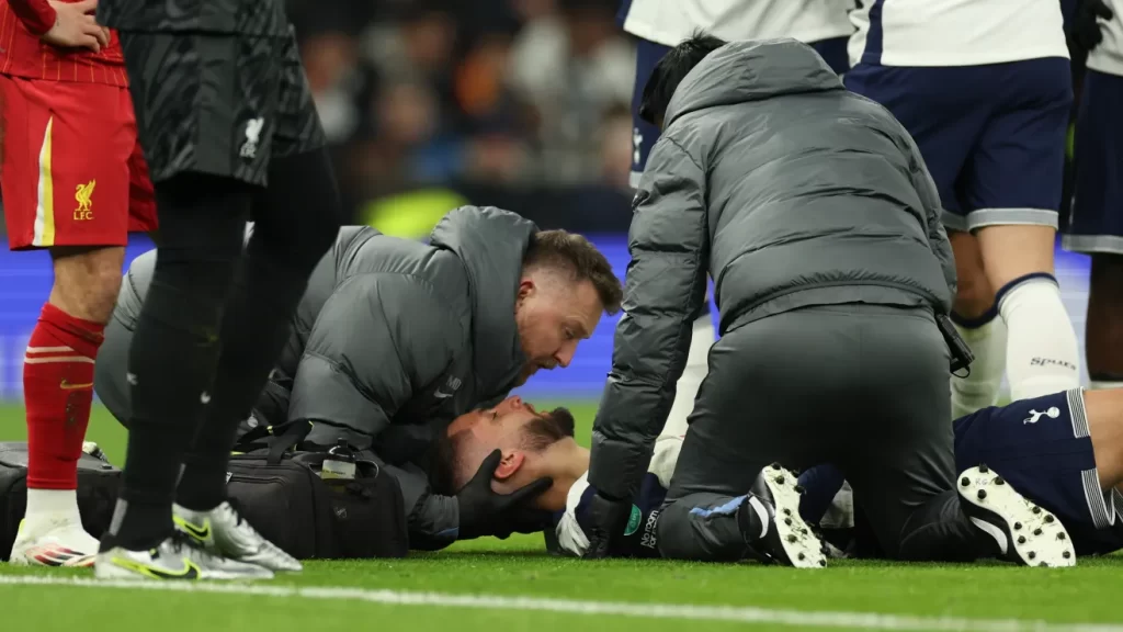 Uruguayo Rodrigo Bentancur colapsa durante choque ante Liverpool