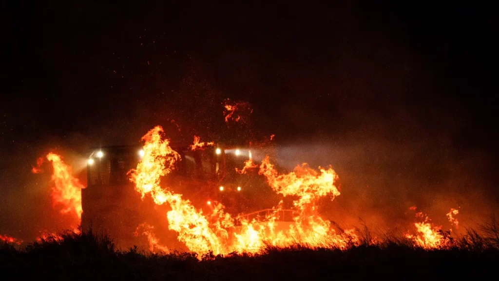 Incendio Hughes provoca evacuación de 31,000 personas en el sur de California