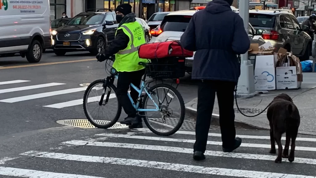 Usuarios de bicicletas y motos eléctricas podrán cargar baterías en aceras frente a sus edificios