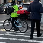 Usuarios de bicicletas y motos eléctricas podrán cargar baterías en aceras frente a sus edificios